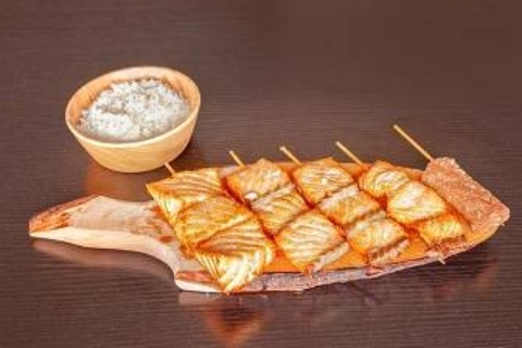 Formule 10 (1 Yakitori Thon+ 4 Yakitori Saumon+ 1 Riz nature)