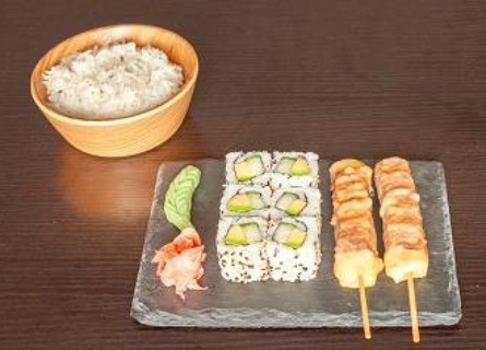 Formule 5 (2 Brochettes au choix+ 6 California au choix+ 1 Riz Nature )