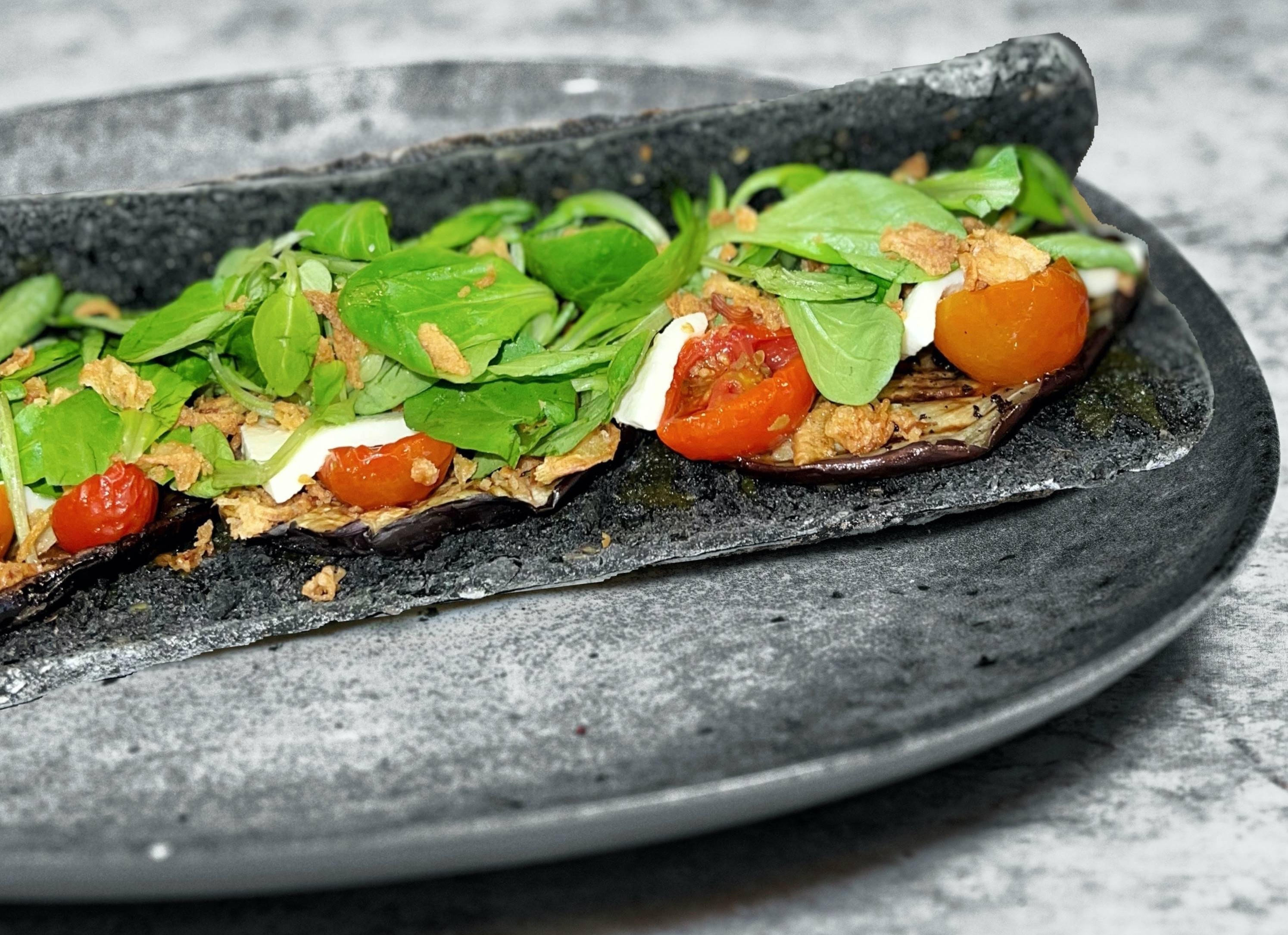 LE SUPRÊME VÉGÉ (Sauce Pesto Maison, Avocat, Aubergine Grillée, Tomate confite, Mozzarella, Mâche)