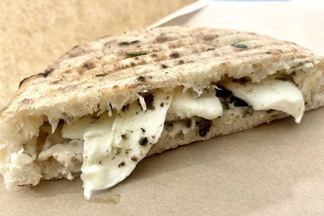 Pitas toastée cream labné à la truffe pickles d'oignons