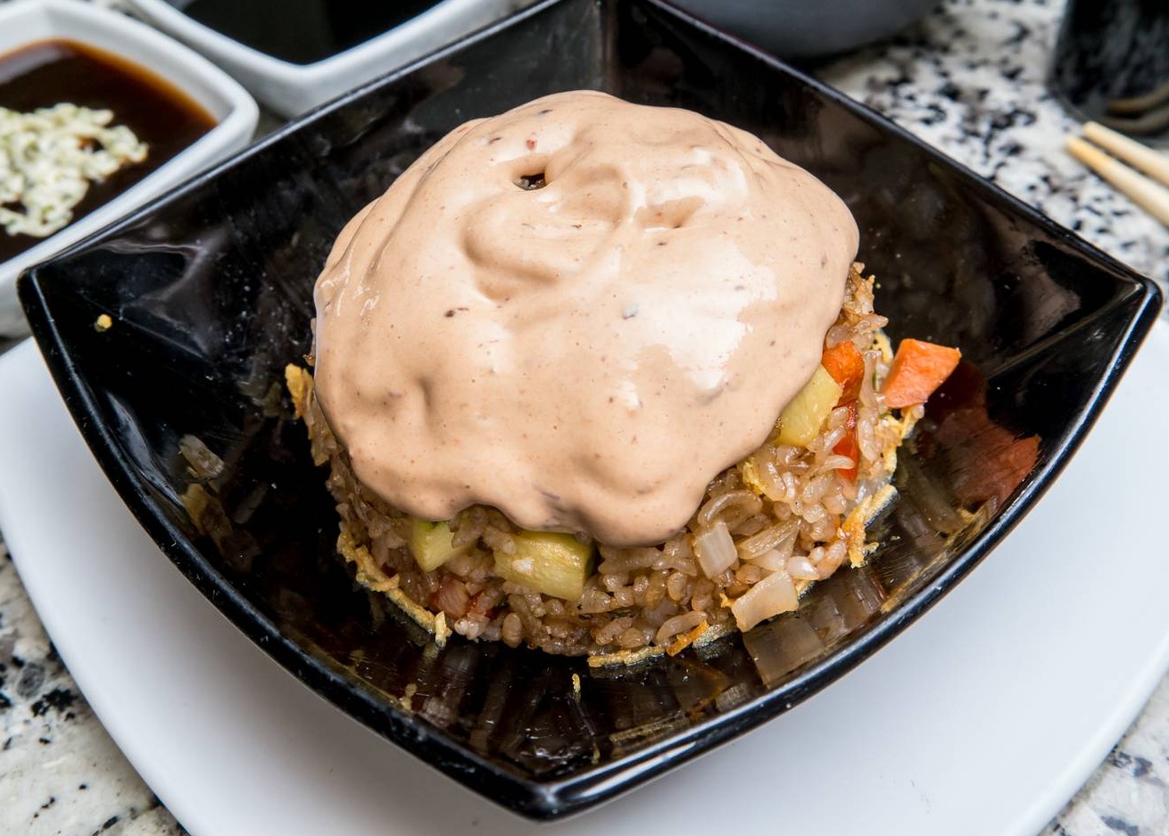 Yakimeshi Mixto con Salsa Chipotle