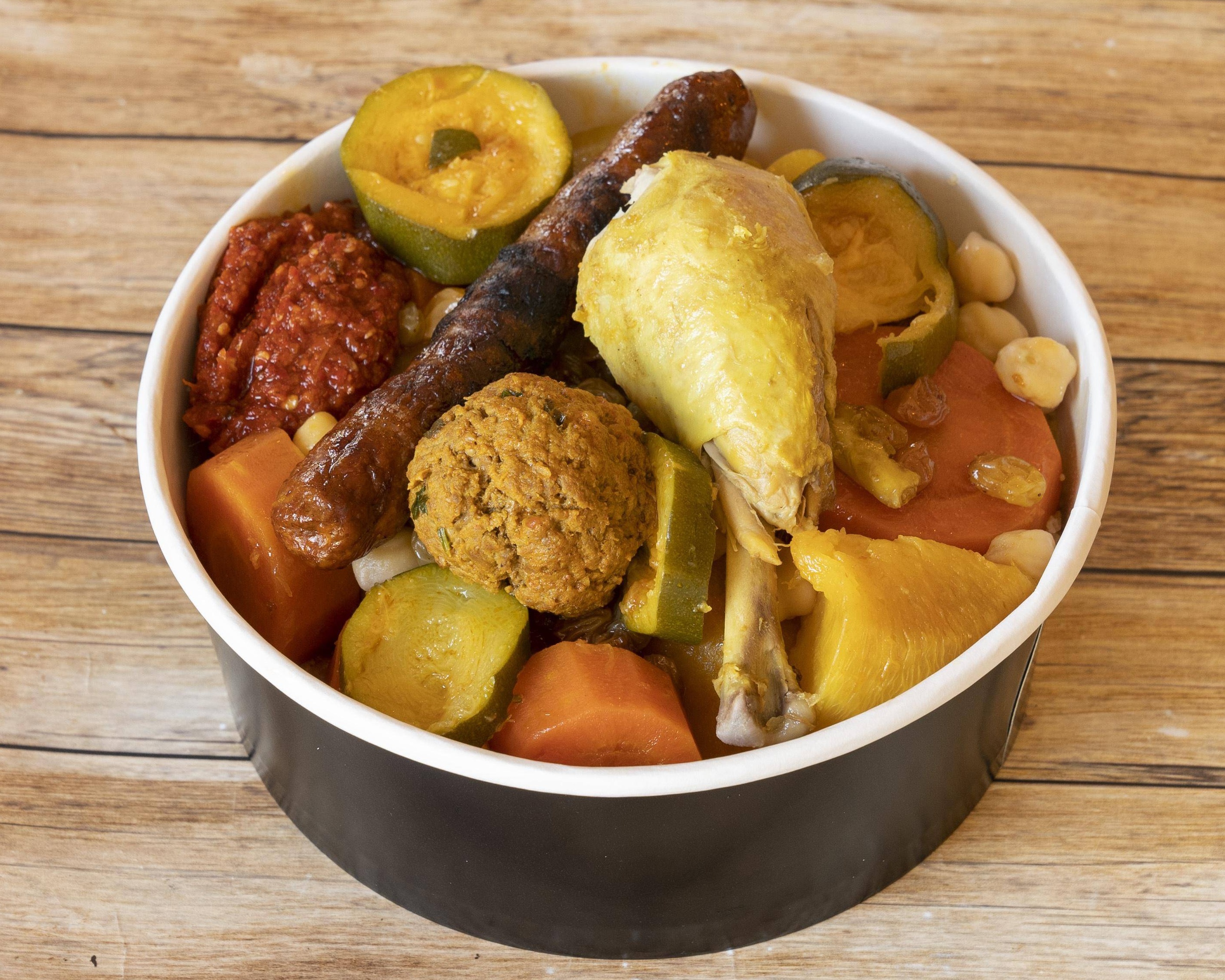barquette couscous royal pilon poulet, merguez, boulettes