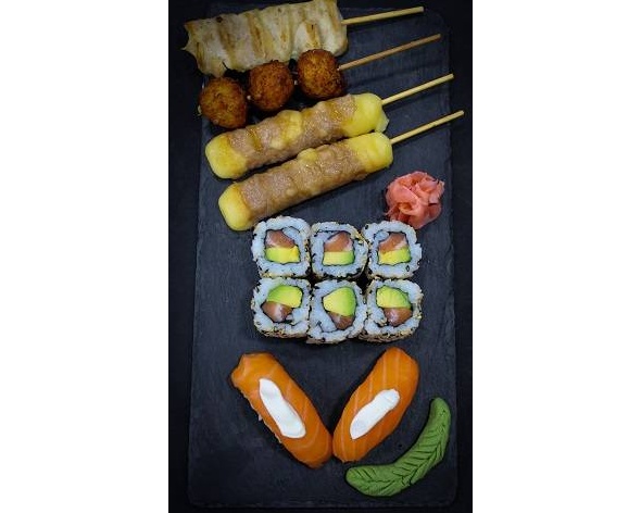 Formule 12 (2 Sushi Saumon/Cheese+ 6 California saumon/Avocat+ 2 Yakitori boeuf/Fromage+ 1 Yakitori blanc de poulet+ 1 Yakitori boulettes de poulet)