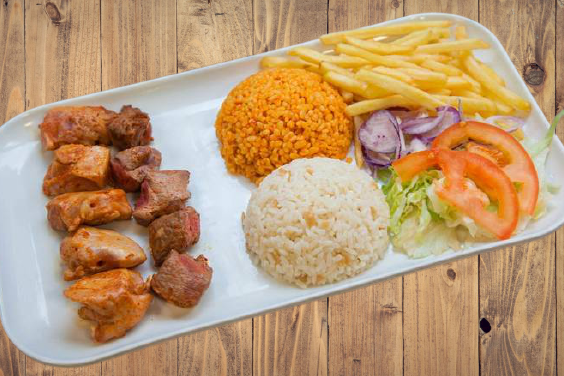 Grillade de brochettes de poulet