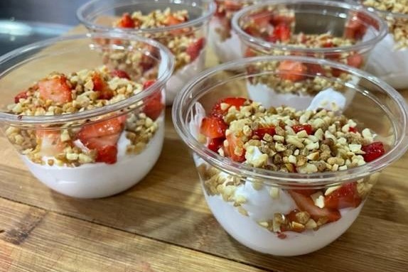 Crème vegan, coulis de fruits rouges, éclats de noisettes
