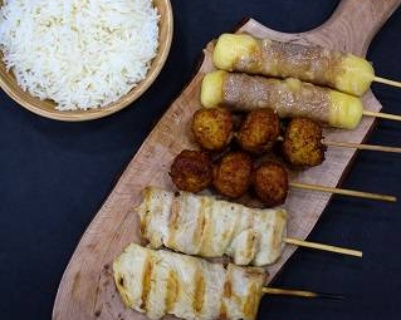 Formule 9 (2 Yakitori boulettes de poulet+ 2 Yakitori blanc de poulet+ 2 Yakitori boeuf/Fromage+ Riz nature)