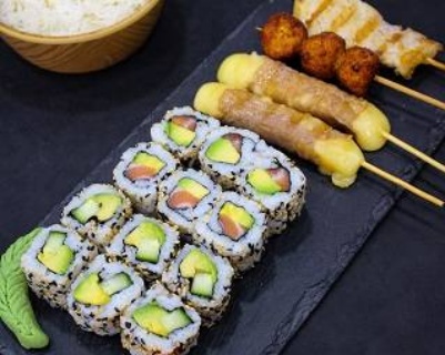 Formule 16 (4 Brochettes au choix+ 12 California au choix+ 1 Riz nature)