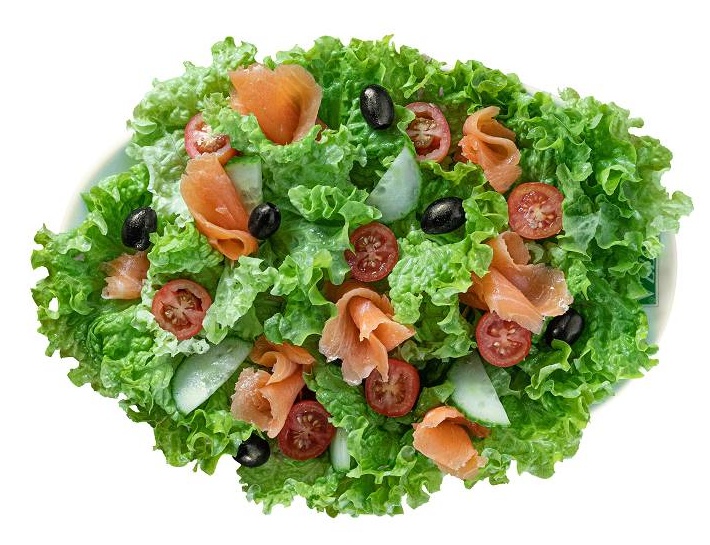 Salade Océane : Salade verte, tomates, saumon fumé, concombres et olives.