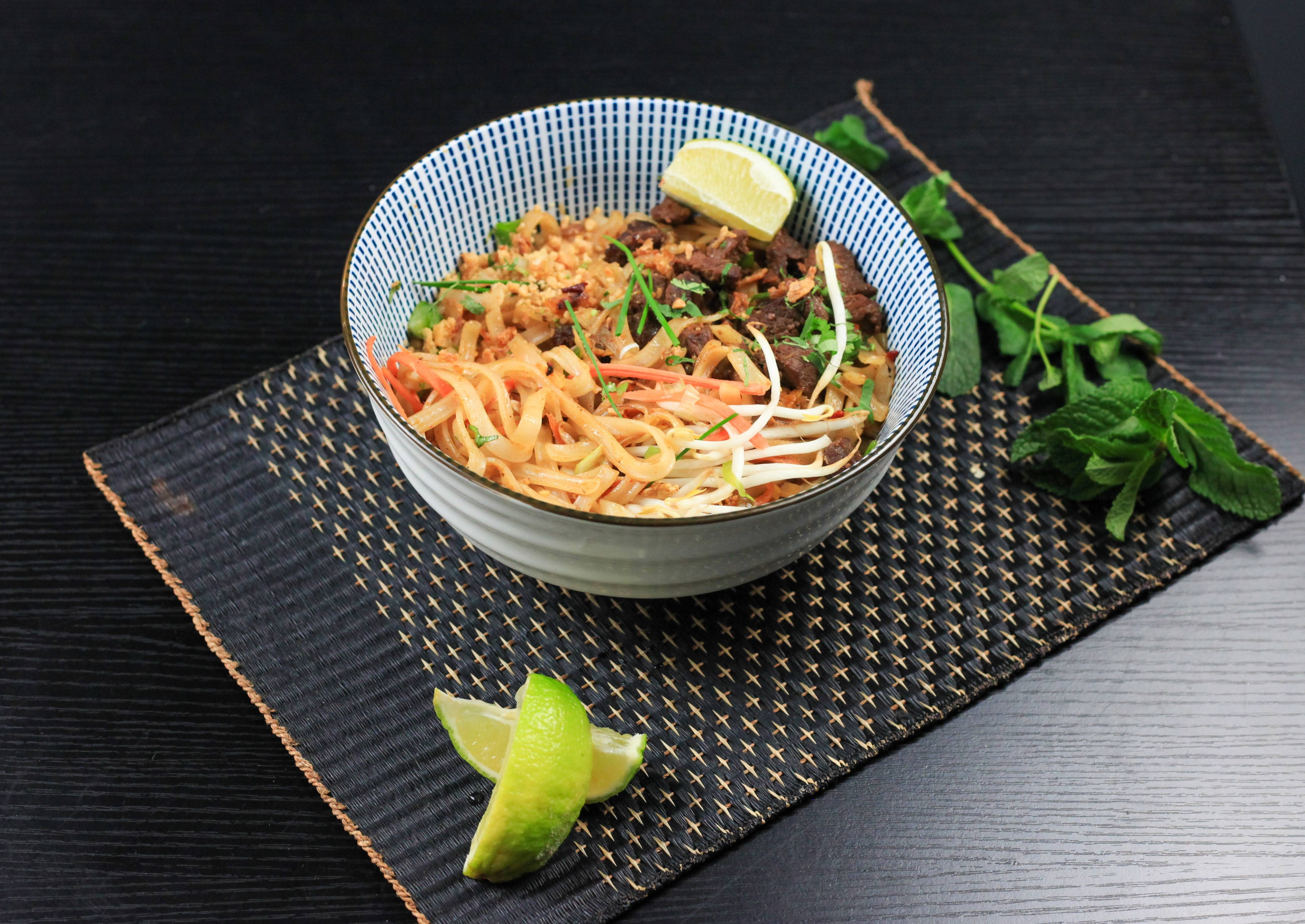 Pad thaï au choix (poulet, tofu grillé, crevettes, bœuf)