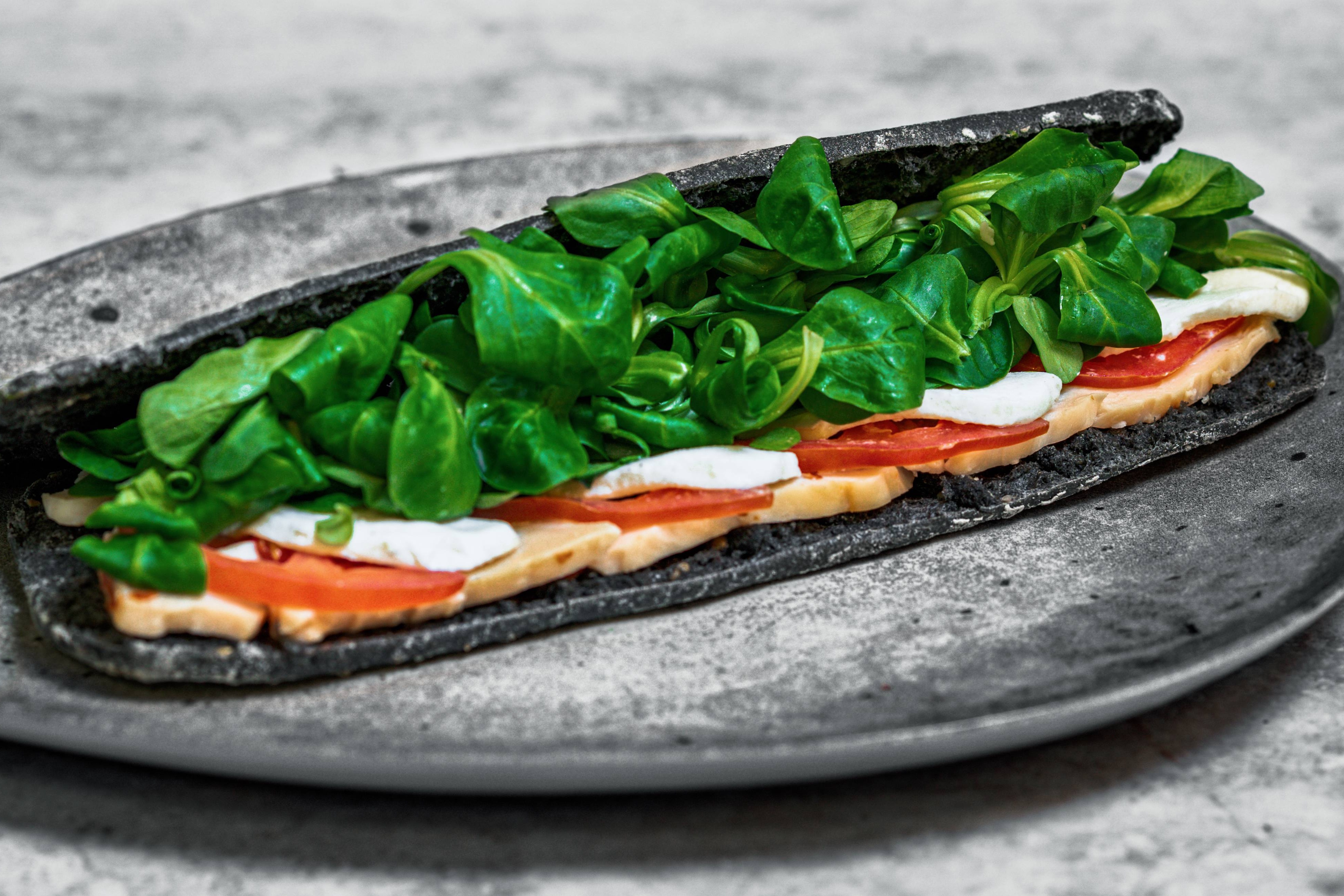 LE BLACK TRUFFLE (Crème Maison à la truffe noire et ciboulette fraîche, poulet, tomates, mâche, parmesan)