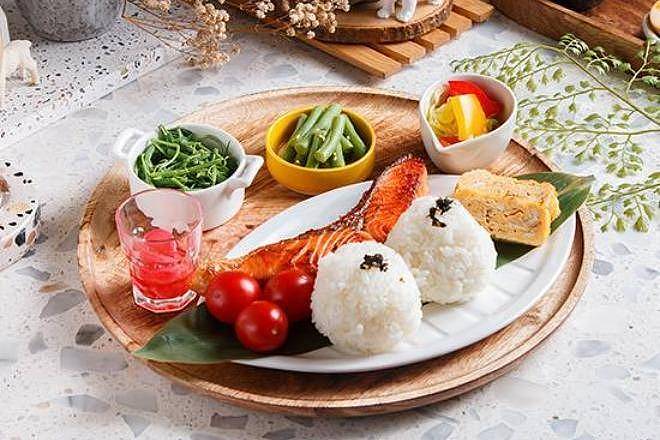 日式煎烤鮭魚排定食