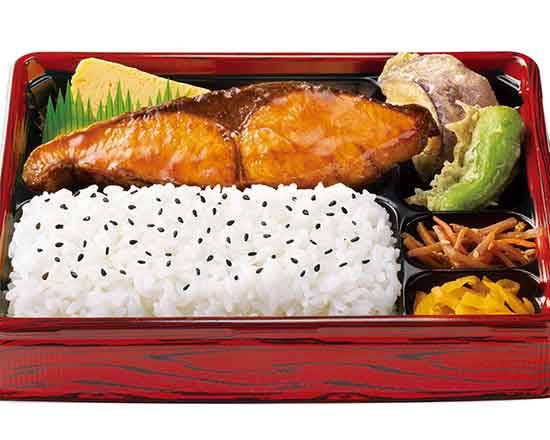 北海道産天然ぶりの照り焼き弁当Wild-caught Japanese yellowtail teriyaki lunch box (yellowtail caught in Hokkaido)