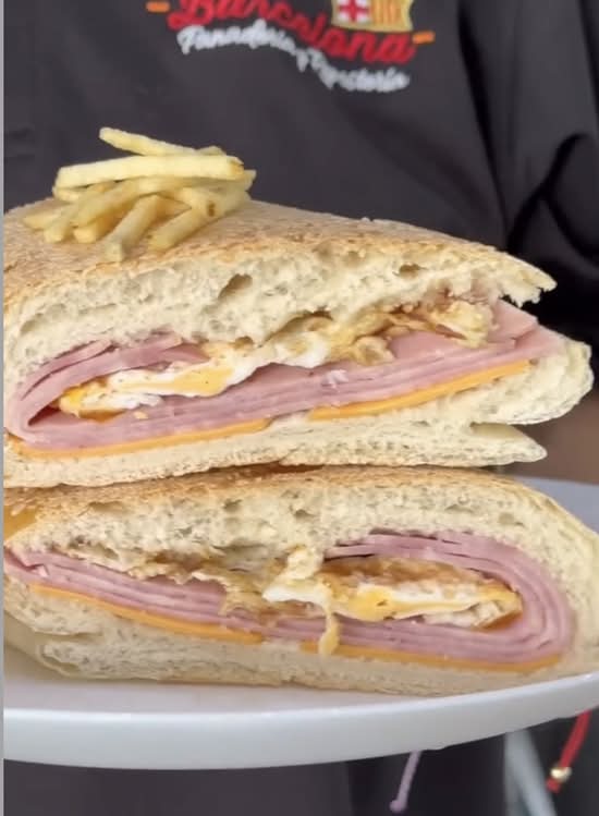 Sándwich de jamón, queso y huevo