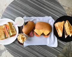 [Established in 1975, popular for its jumbo cheeseburger] Rotary Drive-In　ロータリードライブイン