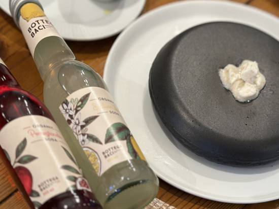 黒いホットケーキと日本酒のお店『咲々アートアトリエ東京』
