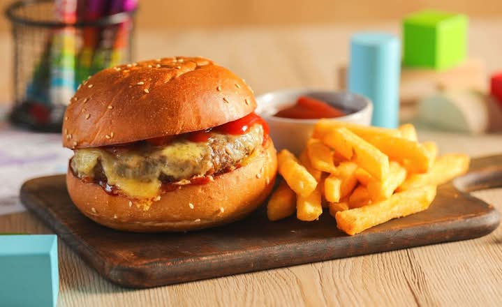 KIDS Angus Cheese Burger & Chips
