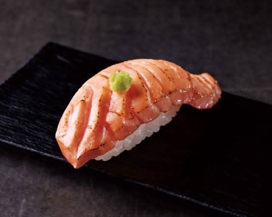 炙り特選サーモン (1貫) 【 V2700 】Broiled Special Selection Salmon (1 Piece)