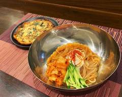 韓国汁なし冷麺 ビビンククス Cold noodles without Korean soup Bibimguksu