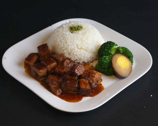 EN22 Braised Pork Belly withSoy Sauce on Rice 外婆红烧肉饭