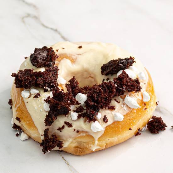 Chocolate cake & meringue with white chocolate sauce - Doughnut