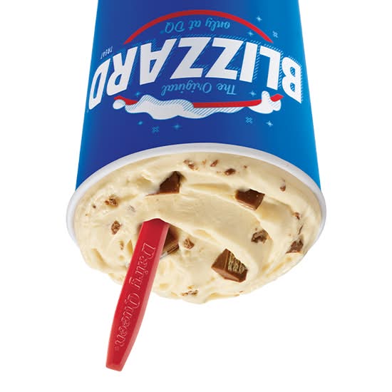Blizzard® treat hecho con KitKat® en trozos y  caramelo