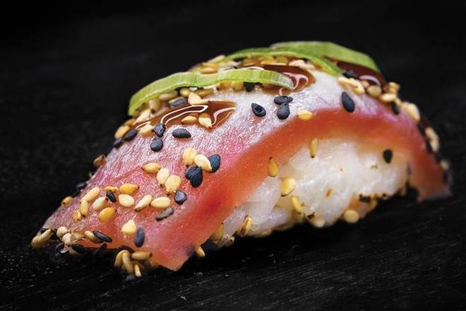 Flamed nigiri Tuna