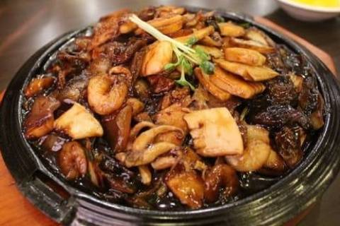 Stir Fried Ja Jang Myun w/ Seafood (철판해물볶음짜장 / 炒海鲜豆豉炸酱面)