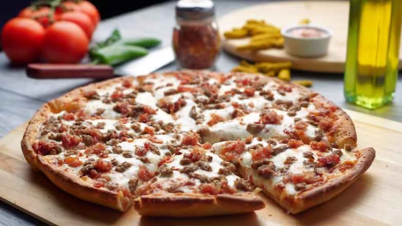 DD Cheeseburger Pizza