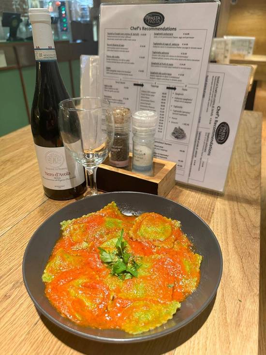 Ravioli spinazie met ricotta in pomodoro saus