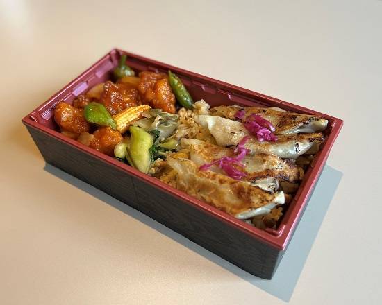 「果皮と餡　炒飯と餃子＆中華惣菜弁当」