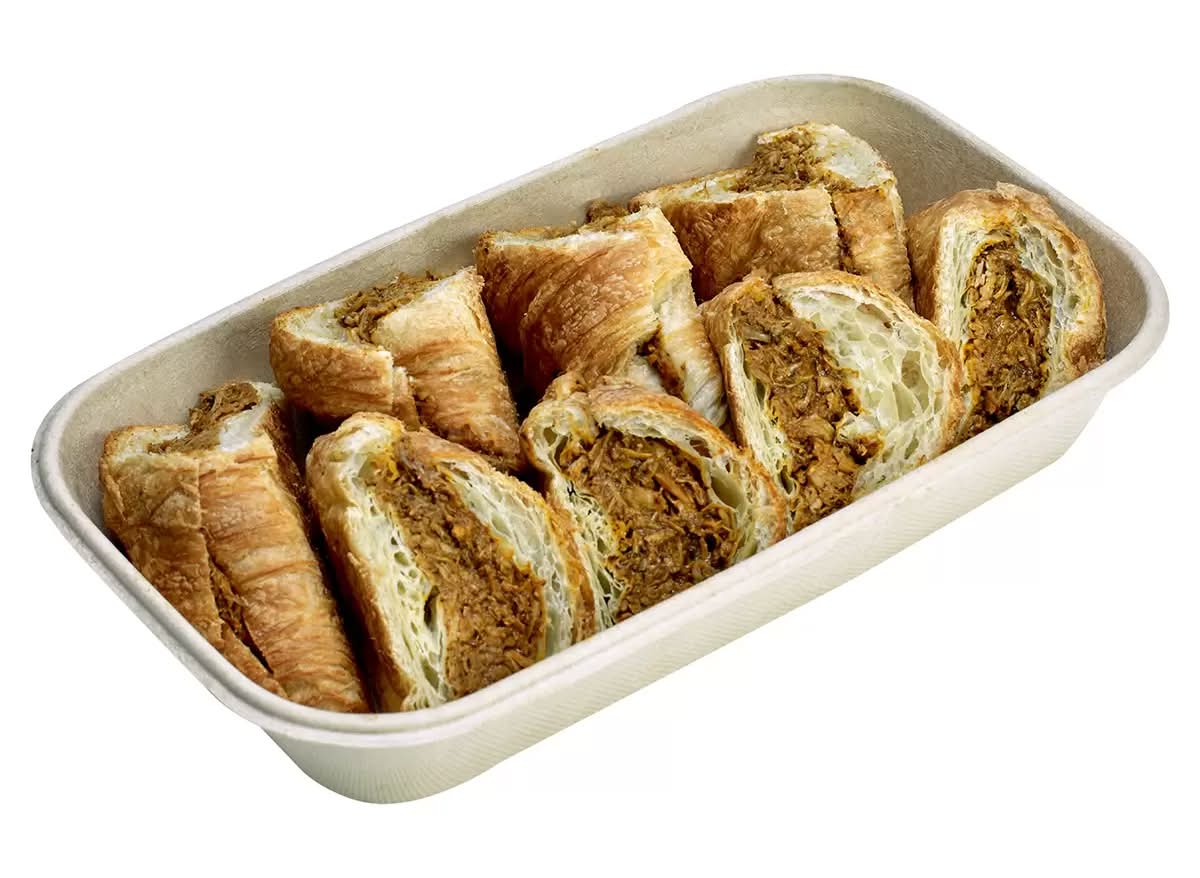 Kirkland Signature · Croissant pollo con mole (8 un)