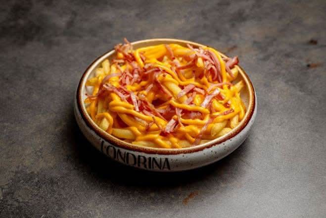 Batata Frita Com Queijo Cheddar e Bacon