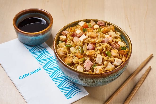 Yakimeshi Mixto - Arroz Salteado con Pollo, Res, Camarones y Verduras