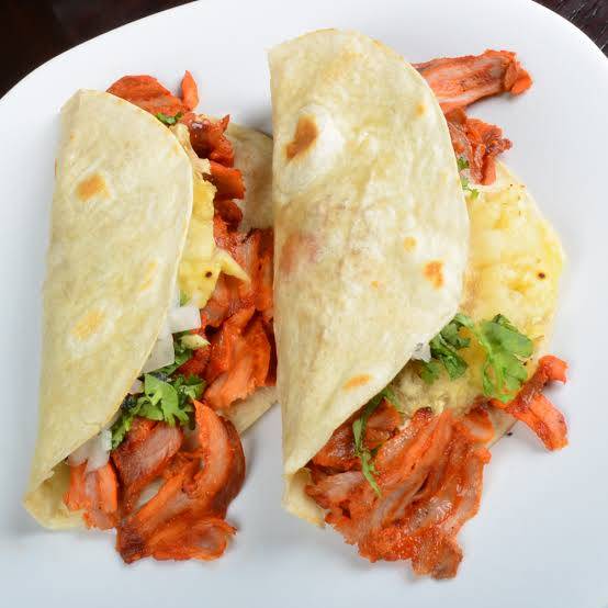 Un Tacos de pastor con tortilla de harina