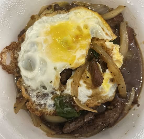 Hot Pan Stir-Fried Beef with Egg on Side(鐵板牛肉)