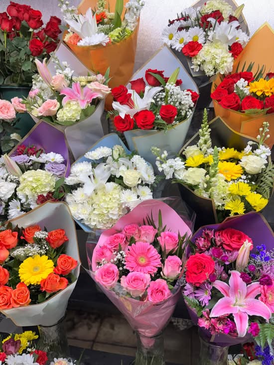 Mateo's Flower Shop Inc (106 Elm St)