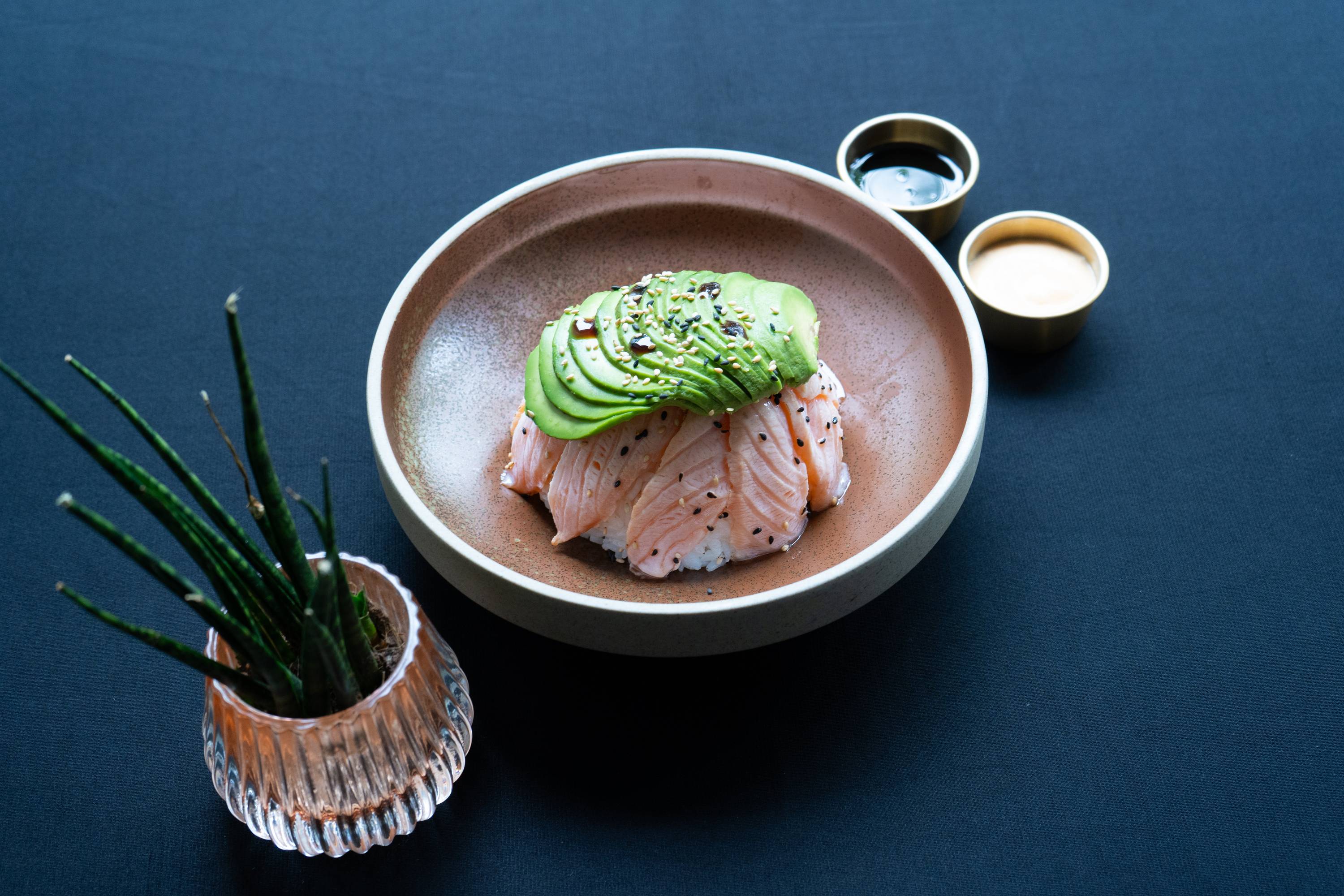 CHIRACHI SAUMON TATAKI AVOCAT