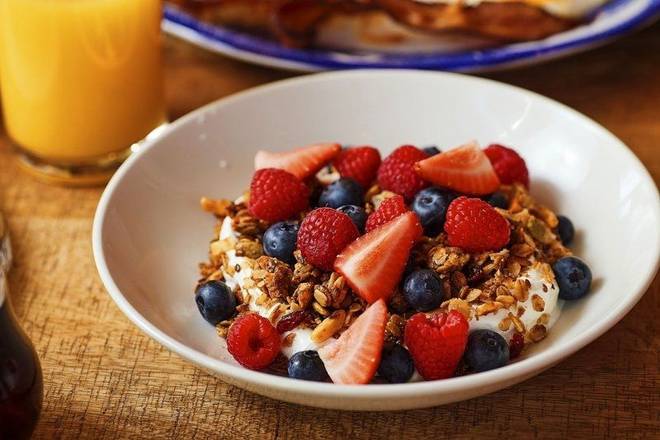 Greek Yogurt, Berries & Granola