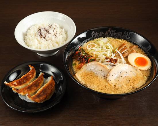 嵐げんこつらあめんRX･餃子3��個･ライスセット Arashi Genkotsu Ramen RX Set with Three Gyoza Dumplings and Rice