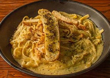 Fettuccine Alfredo con Pollo