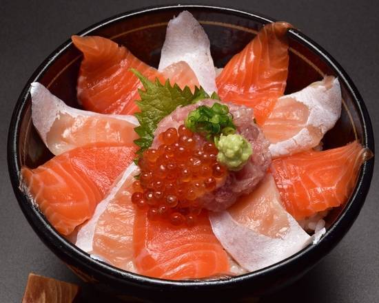 美味しさにさ迷う箸「サーモン丼」