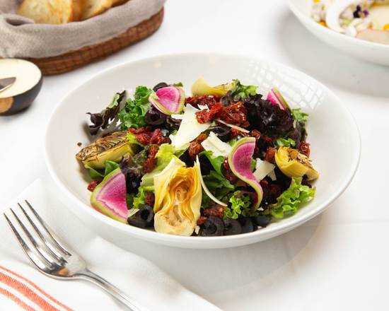 Ensalada provenzal con alcachofa a la parrilla