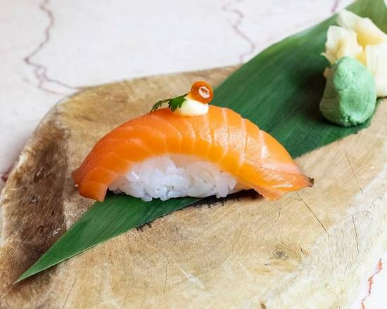 Nigiri salmón con mahonesa wasabi