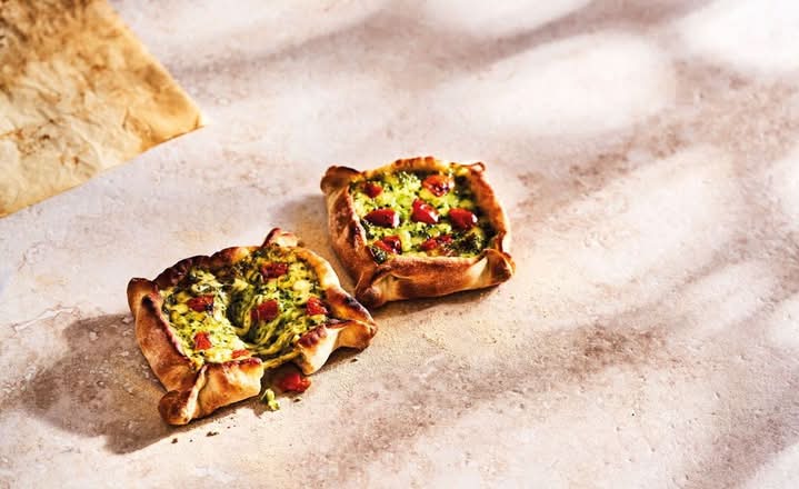 Italian Mozzarella, Pesto and Tomato Pizzetta