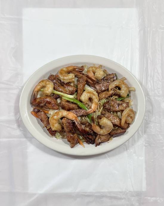 Chicken/shrimp Yaki-soba with vegetables/noodles