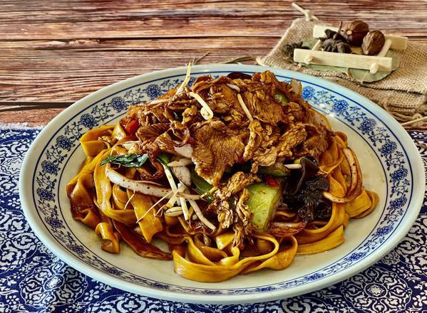 B8. Stir-Fried Flat Noodle with Lamb 羊肉炒宽面