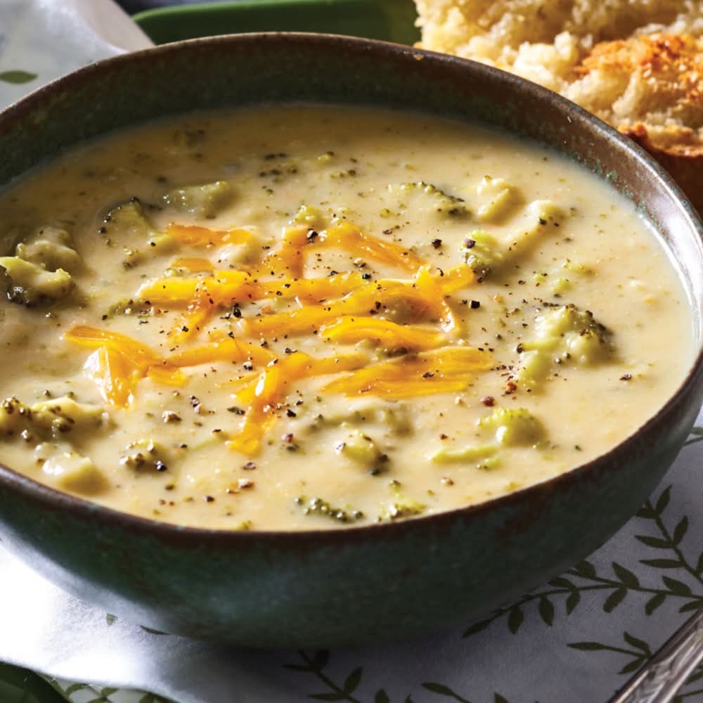 M&M Food Market Broccoli Cheddar Soup (285 g)