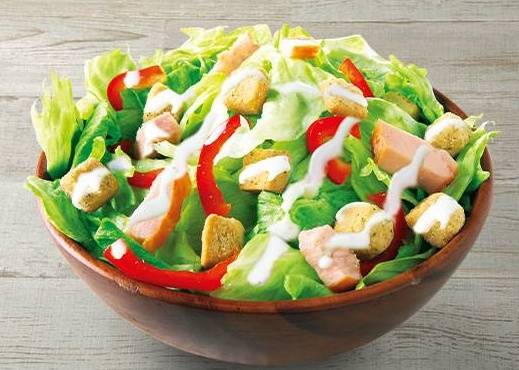 スモークチキンと大粒クルトンのシーザーサラダCaesar Salad with Smoked Chicken and Large Croutons