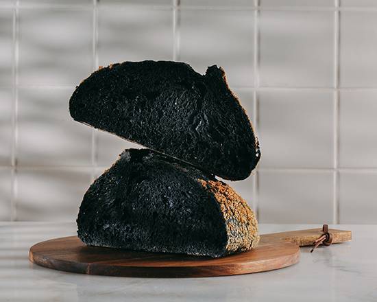Pão artesanal de trigo, carvão ativado e sésamo