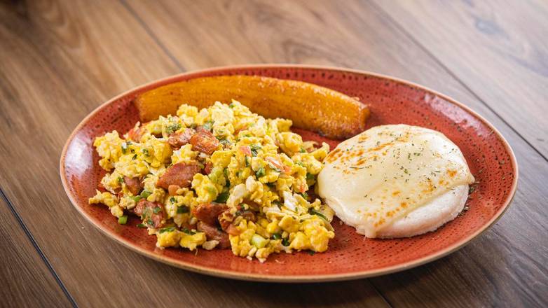 MOZZA AREPA Y HUEVOS RANCHERITOS